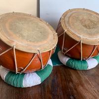 strumento a percussione simile alle Tablas