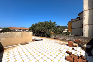 Indipendente con cortile ed ampia terrazza