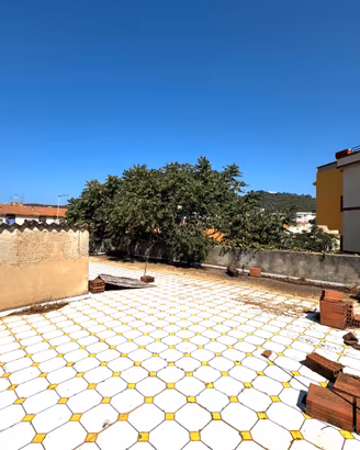 Indipendente con cortile ed ampia terrazza