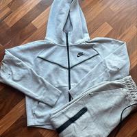 Completo felpa e pantalone tuta Nike Tech