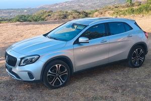 MERCEDES GLA 180 Executive - benzina - permuta.