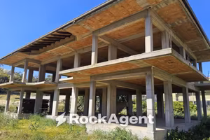 Casa indipendente di 400 m² con più di 5 locali a 