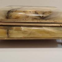 Cofanetto Portagioie in Onice e Feltro Rosso.