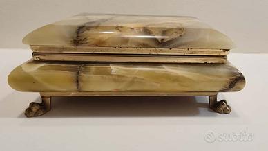 Cofanetto Portagioie in Onice e Feltro Rosso.