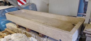 Secchiaio in pietra lavandino