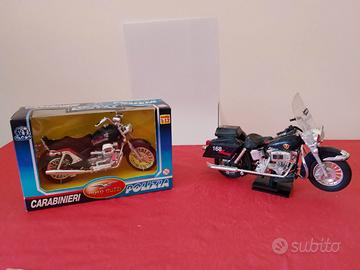 Modellini delle moto dei carabinieri