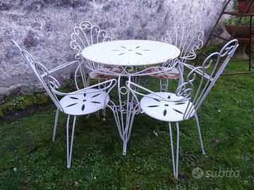 TAVOLO CON QUATTRO SEDIE IN FERRO VINTAGE