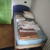 Letto singolo in legno