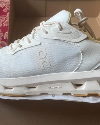 sneakrs ON Cloudzone Moon 44