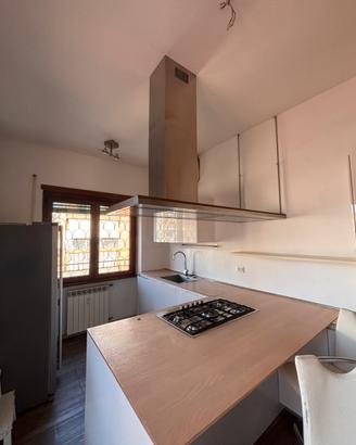 CUCINA CON ISOLA COMPLETA DI ELETTRODOMESTICI