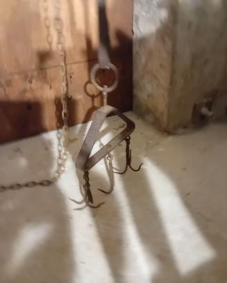 Gancio antico da pozzo