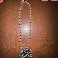 Collana con pietre Swarovski bianca e nera.