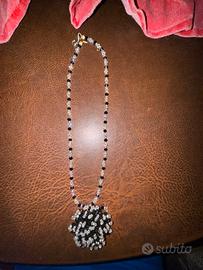 Collana con pietre Swarovski bianca e nera.