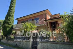 Villa di 280 m² con più di 5 locali e box auto a C