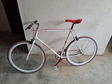 Bici bianca e rossa Schillaci