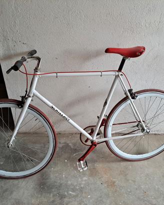 Bici bianca e rossa Schillaci