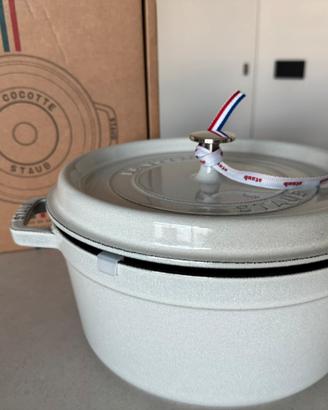 Cocotte Staub 26 cm – White Truffle – NUOVA
