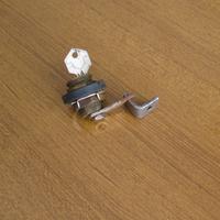 Vecchia serratura a cilindro con gancio e incontro