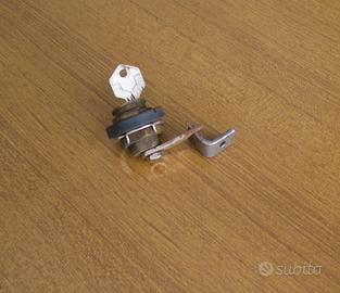 Vecchia serratura a cilindro con gancio e incontro