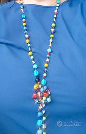 Collana lunga di perline colorate grandi