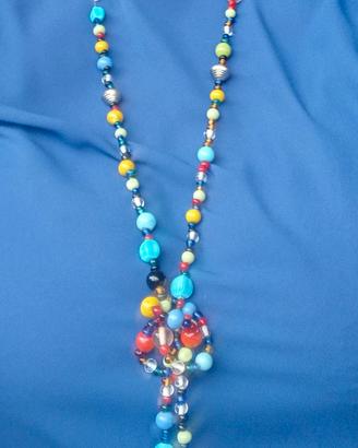 Collana lunga di perline colorate grandi