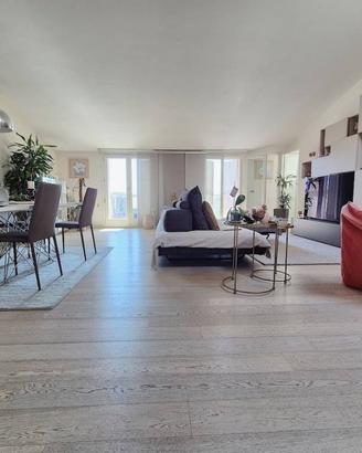 Attico / Mansarda di 180 m² con più di 5 locali a 