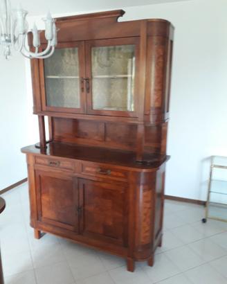 Antica vetrinetta familiare.