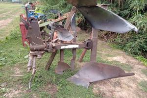 Aratro monovomere reversibile