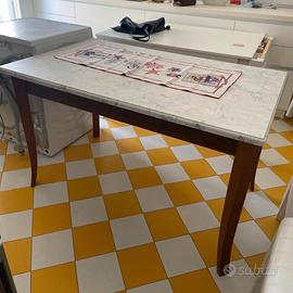 Tavolo in legno con piano in formica