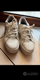 scarpe Puma bianca e nera 