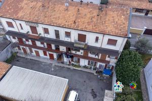 Palazzo / Stabile di 768 m² con 3 locali a Melzo