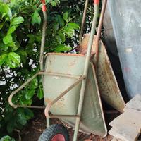 materiale edile vario + 2 carriole - in lotto