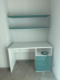 Scrivania con mensole