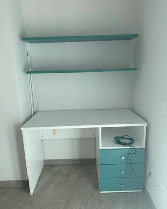 Scrivania con mensole