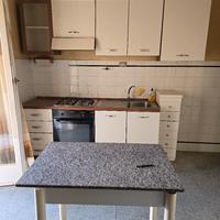  cucina intera  con forno e fornelli 