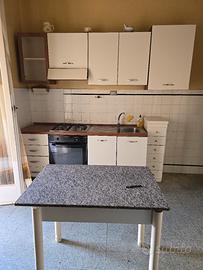  cucina intera  con forno e fornelli 