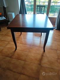 Sei sedie e tavolo in noce