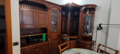 Angolo bar - mobile salotto con tavolo e sedie