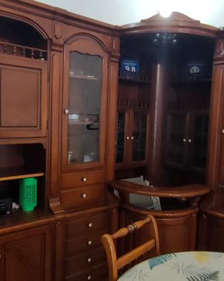 Angolo bar - mobile salotto con tavolo e sedie