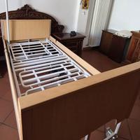 Letto per anziani, materasso e tavolino 