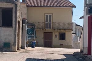 Abitazione indip. sulla piazza comunale di Totari