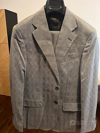Abito elegante uomo grigio a quadri con cartellino