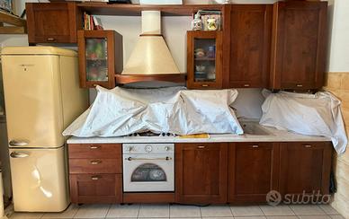 Cucina completa in legno con elettrodomestici