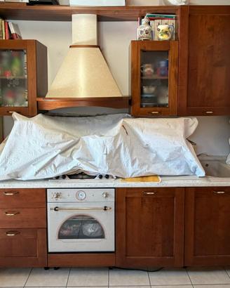 Cucina completa in legno con elettrodomestici