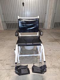 Sedia a rotelle per bagni