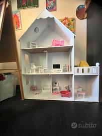 Casa delle bambole in legno