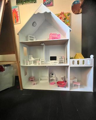 Casa delle bambole in legno
