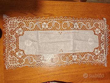 set 3 centrini in lino ricamati a mano con pizzo. 