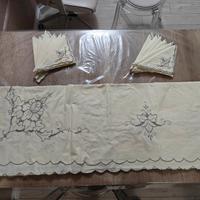 Tovaglia e tovaglioli ricamati a mano