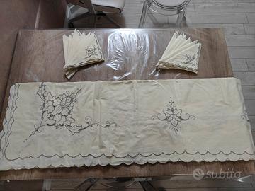 Tovaglia e tovaglioli ricamati a mano